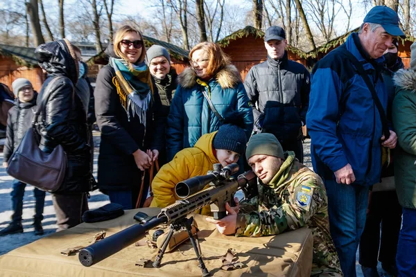 Ужгород Україна Лютого 2022 Військовий Інструктор Демонструє Цивільним Стріляти Карабіну — стокове фото