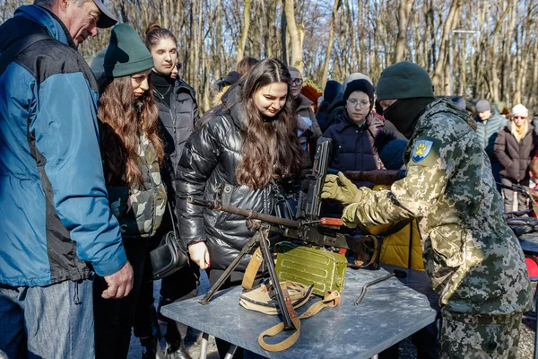 Uzhhorod Ucrania Febrero 2022 Instructor Militar Muestra Una Ametralladora Kalashnikov — Foto de Stock