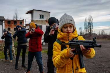 Uzhgorod bölgesi, Ukrayna - 19 Şubat 2022: Ukrayna 'daki siviller, Rusya' nın işgali durumunda ülkelerini savunmak üzere terk edilmiş fabrikalardan birinde eğitim görüyorlar.