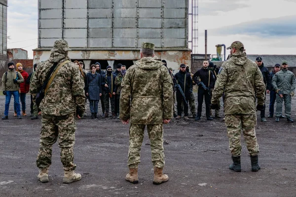 Uzhgorod bölgesi, Ukrayna - 19 Şubat 2022: Ukrayna 'daki siviller, Rusya' nın işgali durumunda ülkelerini savunmak üzere terk edilmiş fabrikalardan birinde eğitim görüyorlar.