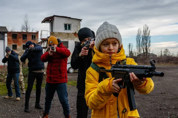Uzhgorod bölgesi, Ukrayna - 19 Şubat 2022: Ukrayna 'daki siviller, Rusya' nın işgali durumunda ülkelerini savunmak üzere terk edilmiş fabrikalardan birinde eğitim görüyorlar.