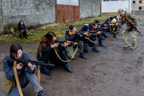 Uzhgorod bölgesi, Ukrayna - 19 Şubat 2022: Ukrayna 'daki siviller, Rusya' nın işgali durumunda ülkelerini savunmak üzere terk edilmiş fabrikalardan birinde eğitim görüyorlar.