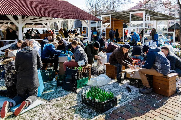 Uzhhorod, Ukrayna - 28 Şubat 2022: Yerel halk şehir parklarından birinde tonlarca molotof kokteyli yapıyor. Vatandaşlar Ukrayna topraklarını Rus saldırılarından korumaya hazırlanıyorlar..