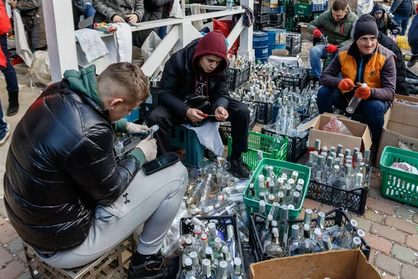 Ужгород Украина Февраля 2022 Года Местные Жители Делают Тонны Коктейлей — стоковое фото