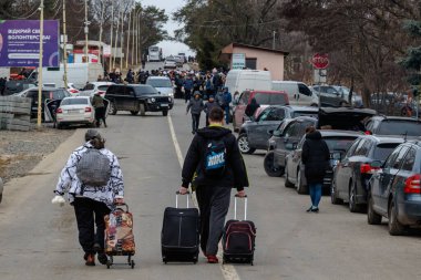 Uzhhorod, Ukrayna - 26 Şubat 2022: Rus saldırısından kaçan Ukraynalı mültecilerin uzun kuyrukları Slovakya sınırını geçti.