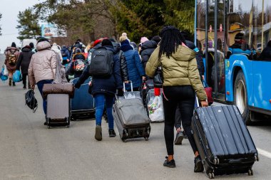 Uzhhorod, Ukrayna - 26 Şubat 2022: Rusya 'nın Ukrayna' ya saldırısından kaçan Ukraynalı mülteciler.