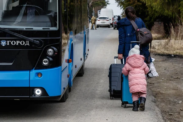 Uzhhorod, Ukrayna - 26 Şubat 2022: Çocuklu Ukraynalı mülteci, Rusya 'nın Ukrayna' ya saldırısından kaçmak için Slovakya sınırındaki ülkeyi terk etti.