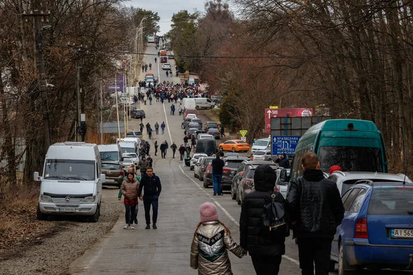 Uzhhorod, Ukrayna - 26 Şubat 2022: Rus saldırısından kaçan Ukraynalı mültecilerin uzun kuyrukları Slovakya sınırını geçti.
