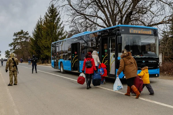 Uzhhorod, Ukrayna - 26 Şubat 2022: Eşyaları olan Ukraynalı mülteciler, Rusya 'nın Ukrayna' ya saldırısından kaçan Slovakya sınırındaki bir otobüse bindiler.