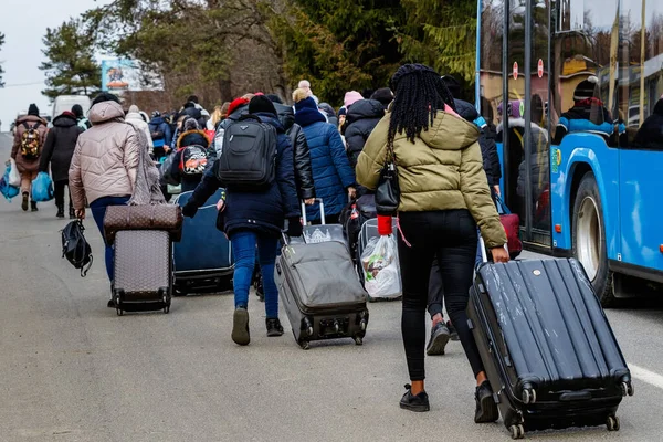 Użhorod Ukraina Lutego 2022 Ukraińscy Uchodźcy Uciekają Granicy Słowackiej Uciekając — Zdjęcie stockowe