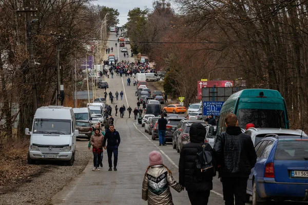 Uzhhorod Ucrânia Fevereiro 2022 Longas Filas Refugiados Ucranianos Fugindo Agressão Imagem De Stock