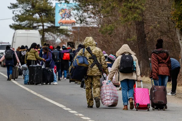 Uzhhorod Ucrânia Fevereiro 2022 Guarda Fronteira Ucraniana Ajuda Transportar Sacos Imagem De Stock