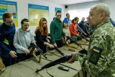 Uzhhorod, Ukrayna - 3 Mart 2022: Yerel halk ateşli silah kullanmanın temellerini öğreniyor. Rus saldırısına karşı Ukrayna 'nın savunması.