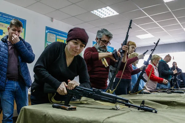 Uzhhorod, Ukrayna - 3 Mart 2022: Yerel halk ateşli silah kullanmanın temellerini öğreniyor. Rus saldırısına karşı Ukrayna 'nın savunması.