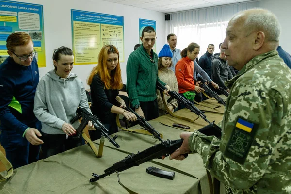 Uzhhorod, Ukrayna - 3 Mart 2022: Yerel halk ateşli silah kullanmanın temellerini öğreniyor. Rus saldırısına karşı Ukrayna 'nın savunması.