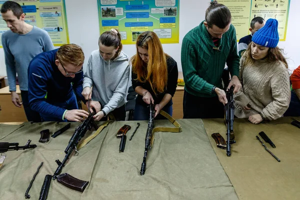 Uzhhorod Ucrania Marzo 2022 Gente Local Aprende Los Fundamentos Del — Foto de Stock