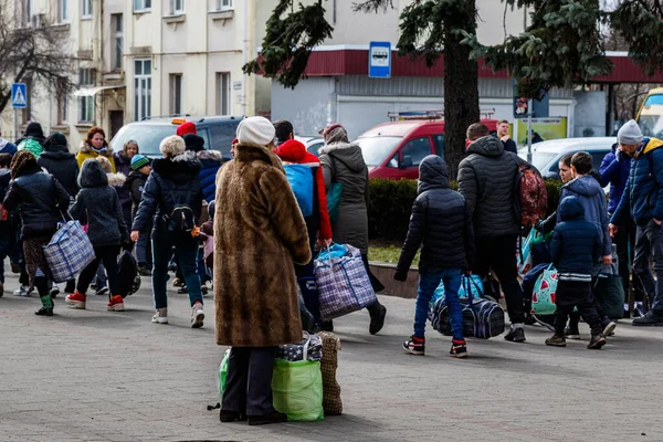 Uzhhorod, Ukrayna - 9 Mart 2022: Rus askeri saldırısından kaçan Ukraynalı mülteciler, şehir meydanlarından birinde Slovakya ve Macaristan sınırlarını geçmek için bir otobüs bekliyorlar.