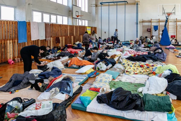 Uzhhorod, Ukrayna - 11 Mart 2022: Rusya 'nın Ukrayna işgalinden kaçanlar yerel okullardan birinin spor salonunda dinleniyorlar.