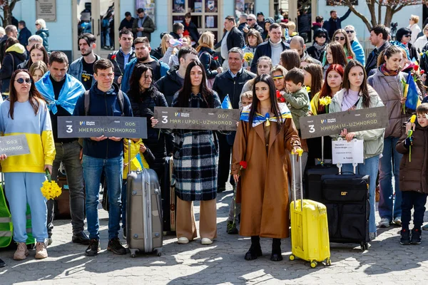 Uzhhorod Ukraine April 2022 Ukrainian Refugees Suitcases Walk City Center — стоковое фото