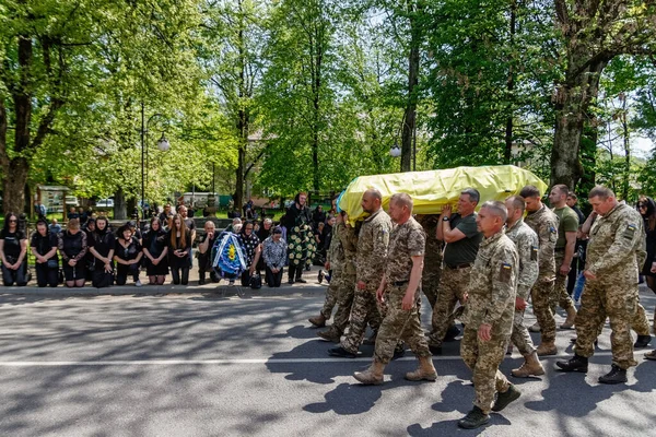 Velykyi Bereznyi Ukraine May 2022 Local Residents Kneeled Funeral Ceremony Стокова Картинка