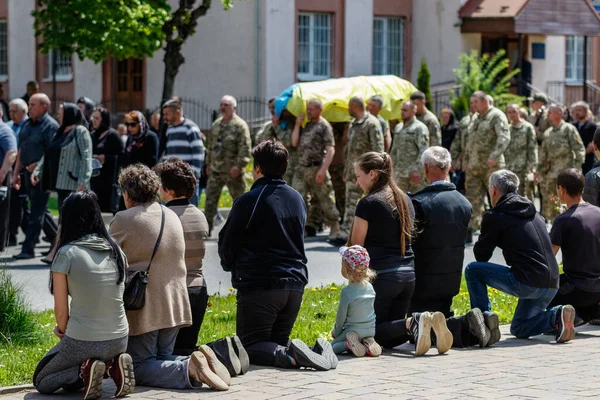 Velykyi Bereznyi Ukraine May 2022 Little Girl Locals Kneels Funeral Стокове Фото