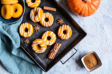 Limon şekeri kaplı lezzetli fırınlanmış balkabağı çörekleri.