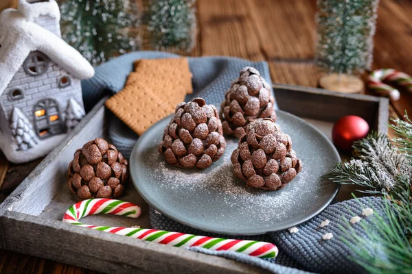 Delicios Fără Ciocolată Coace Crăciun Con Pin Stropit Zahăr Pudră Imagini stoc fără drepturi de autor