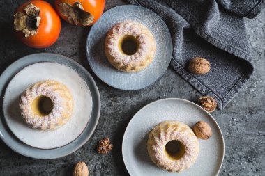 Mini Kaki ve pudra şekerli cevizli kek.