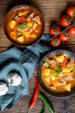 Geleneksel sığır eti ve domuz kebabı, patates ve biberli.