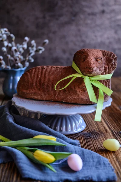 Bolo Libra Cordeiro Páscoa Chocolate Clássico Polvilhado Com Cacau Fundo — Fotografia de Stock