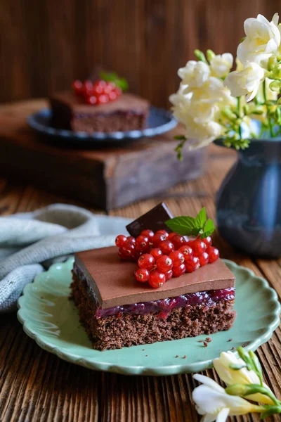 Sweet Cocoa Dessert Red Currant Filling Topped Chocolate Mousse Fresh — Fotografie, imagine de stoc