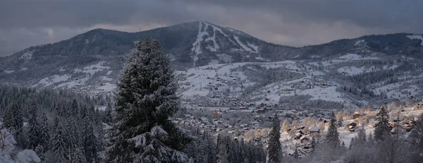 Vista panorámica de la aldea ucraniana entre montañas en invierno — Foto de Stock