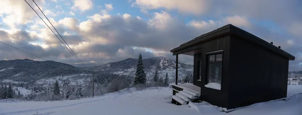 山の景色の近代的な黒い小屋屋根の木造住宅のパノラマ — ストック写真