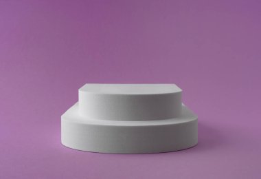 Fotokopi alanı ile mor arkaplan üzerinde çift adım beyaz podyum