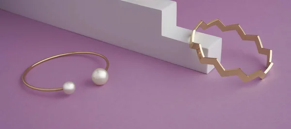 Zigzag forma y oro moderno con pulseras de perlas sobre fondo blanco y púrpura — Foto de Stock