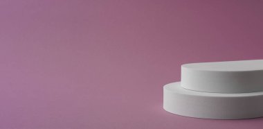 Pembe zemin üzerinde beyaz yuvarlak podyum manzarası