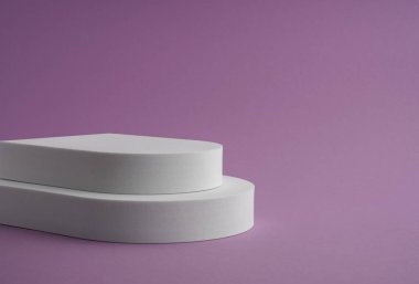 Mor zemin üzerinde kopyalama alanı olan iki adım beyaz podyum platformu