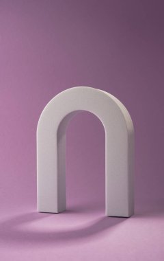 Beyaz harfin dikey görüntüsü N nesnesi mor arkaplan üzerinde kopyalama alanı ile