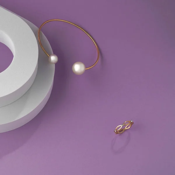 Widok z góry złotej bransoletki perłowej i pierścień na fioletowym tle z miejsca kopiowania — Zdjęcie stockowe