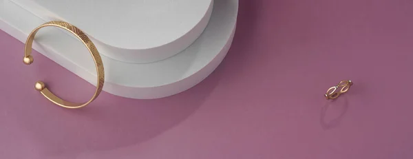 Panorama geometrycznej bransoletki i pierścienia na białym i różowym tle z przestrzenią do kopiowania — Zdjęcie stockowe