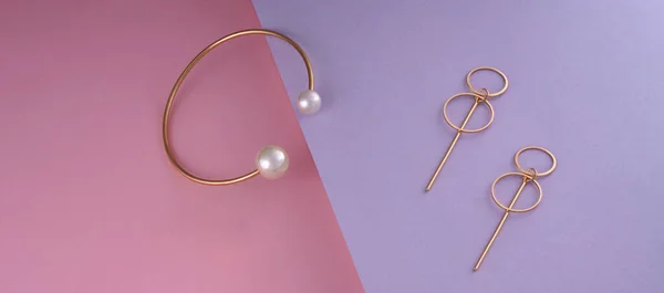 Golden Pearls Bracelet Modern Earrings Pastel Colors Background — Fotografia de Stock
