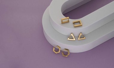 Üç geometrik küpenin üst görünümü mor arka planda beyaz podyumda fotokopi alanı ile birlikte