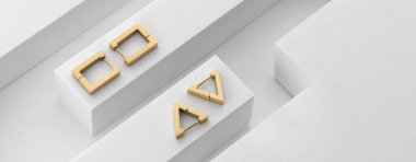 Geometrik beyaz arkaplan üzerindeki geometrik tasarım küpe panoraması