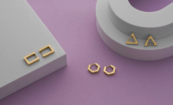 Trzy nowoczesne złote kolczyki na białym podium na fioletowym tle — Zdjęcie stockowe