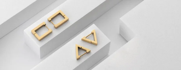 Panorama geometrycznych kolczyków projektowych na geometrycznym białym tle z przestrzenią do kopiowania — Zdjęcie stockowe