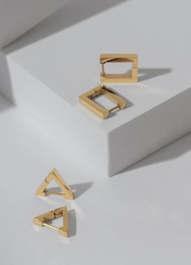 İki modern geometrik küpenin dikey görüntüsü beyaz arka planda fotokopi alanı ile