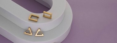 Mor arka planda beyaz podyumda altın modern küpeler manzarası