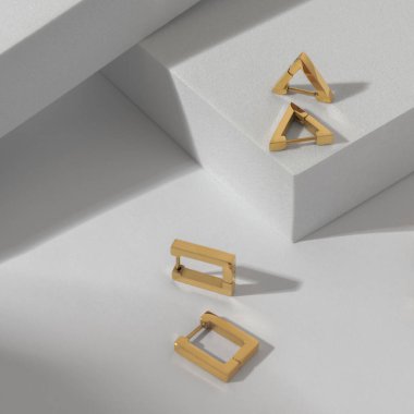 İki modern geometrik küpenin dikey görüntüsü beyaz arka planda fotokopi alanı ile