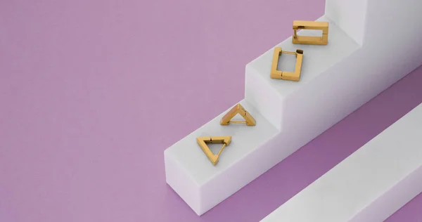 コピースペースと白と紫の幾何学的背景に黄金の現代のイヤリングの2つのペア — ストック写真