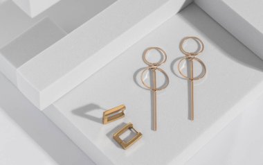 Modern geometrik şekilli küpeler geometrik beyaz arka planda kopyalama alanı ile